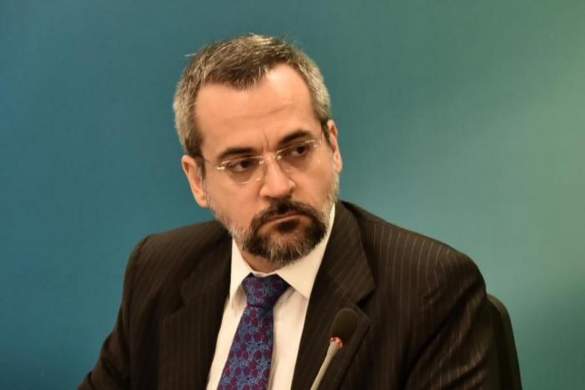 Ministro da Educação defende que seja mantida a realização do Enem neste ano em novembro