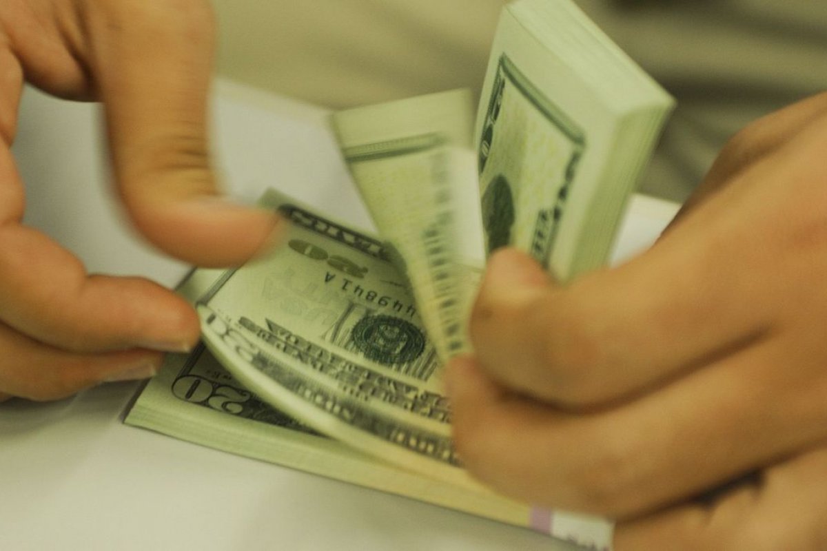 Em alta pelo terceiro dia seguido, dólar encerra vendido a R$ 5,52