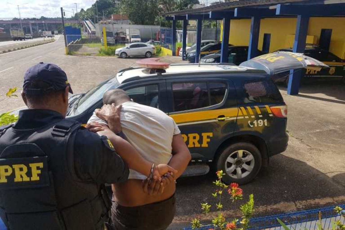Motorista de aplicativo é preso com carro roubado