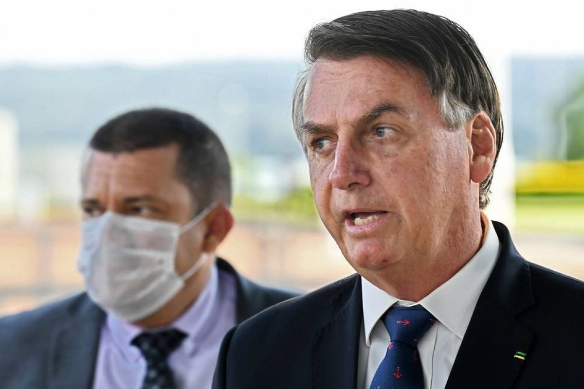 Bolsonaro comenta sobre decisão do STF sobre restrição de circulação