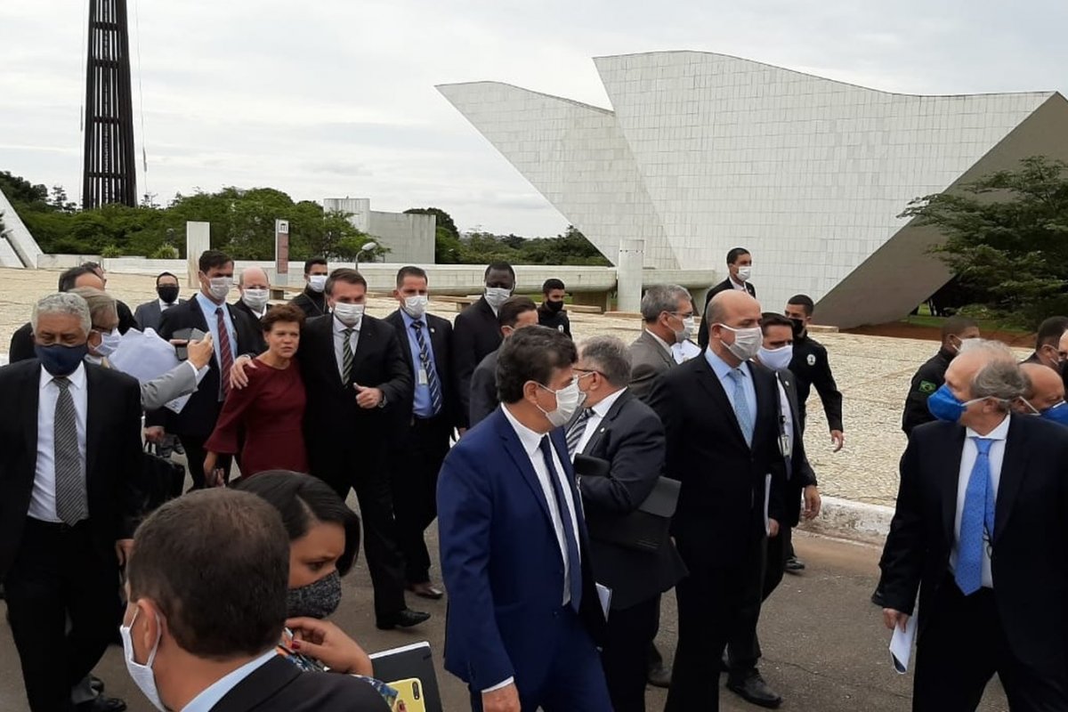 Bolsonaro discute com ministros do STF sobre amenizar medidas restritivas nos estados
