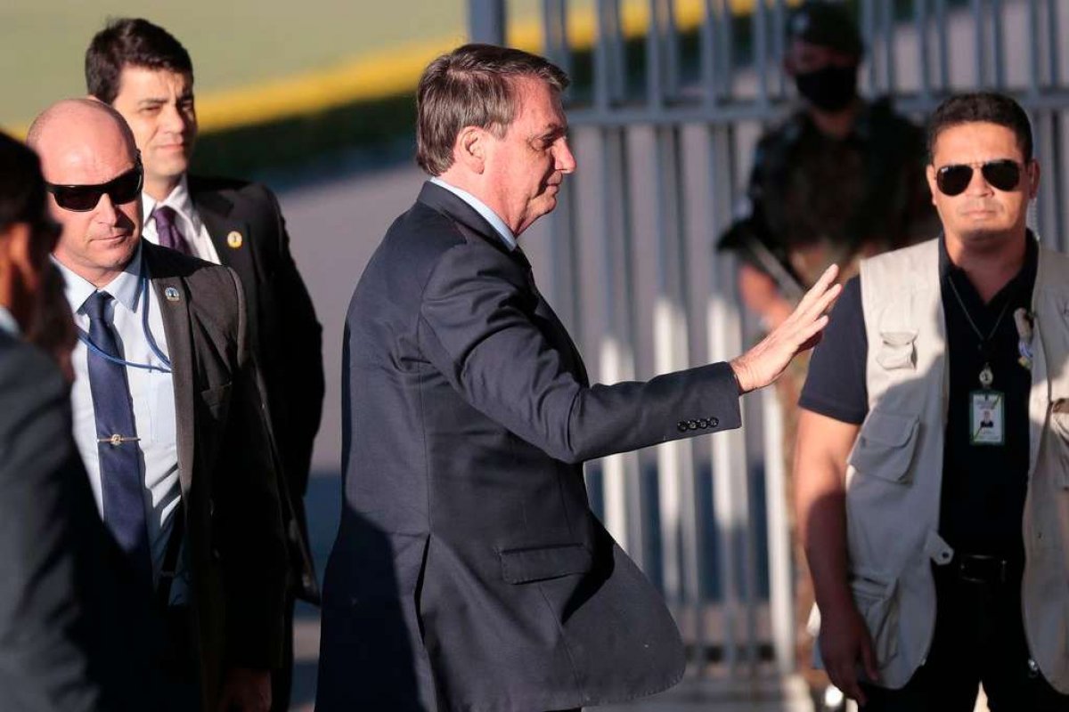 "Precisa abrir o comércio, o povo tem que voltar a trabalhar", diz Bolsonaro em live