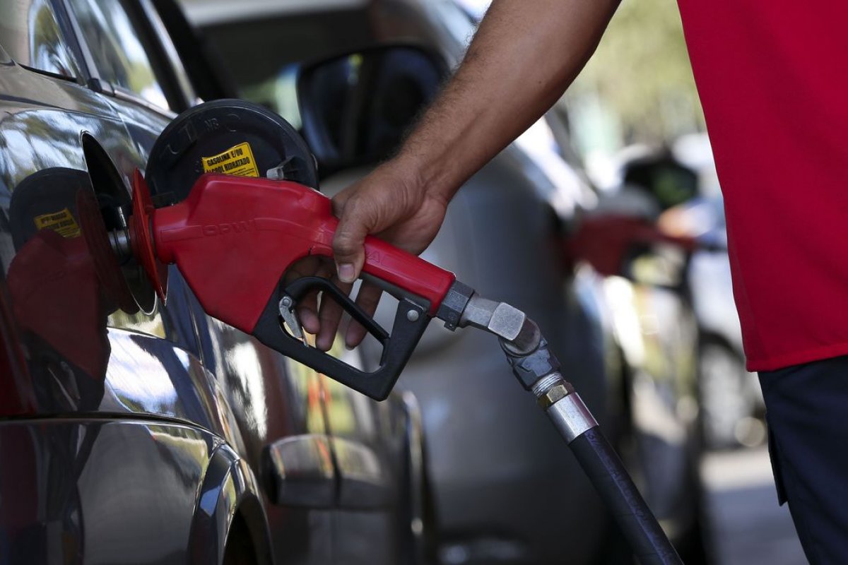 Bolsonaro questionará Petrobras sobre aumento do preço da gasolina em 12%