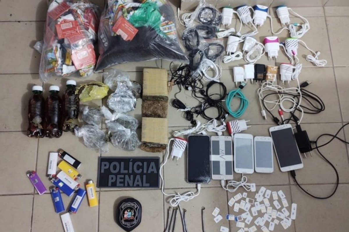 Polícia encontra dez pacotes com drogas, celulares, carregadores e outros itens arremessados no Presídio de Salvador