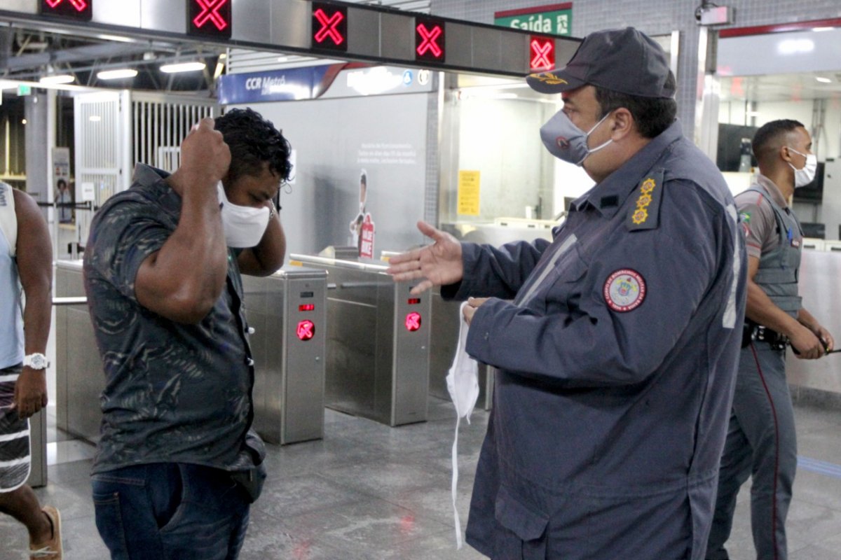 Corpo de Bombeiros distribui máscaras e orienta público nas estações do metrô para combater a Covid-19