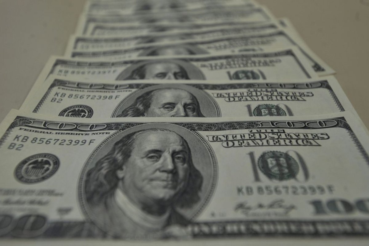Dólar fecha em queda após alcançar novo recorde na véspera