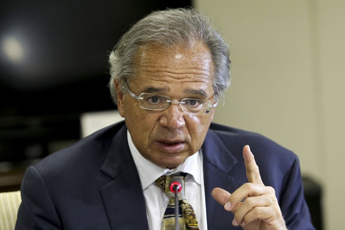 Em live, Paulo Guedes defende preocupação de Bolsonaro com economia