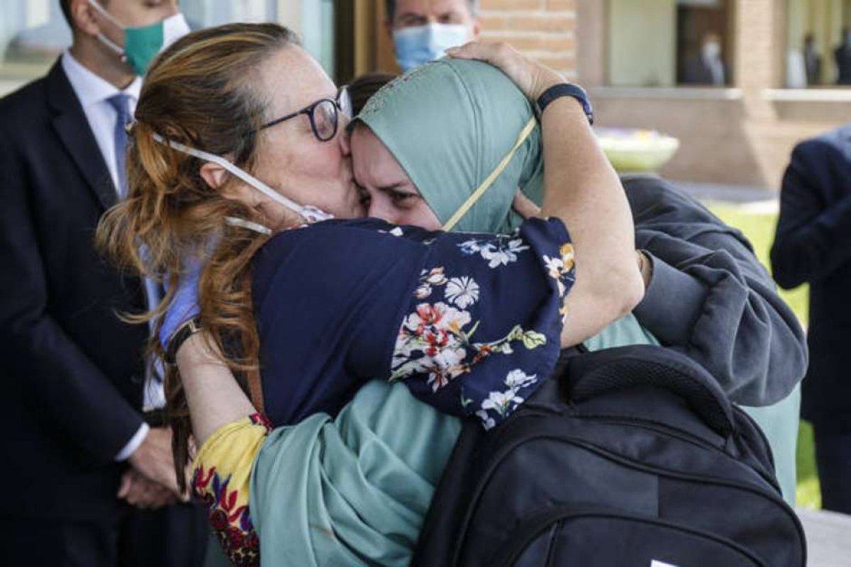 Voluntária sequestrada no Quênia retorna à Itália neste domingo (10)