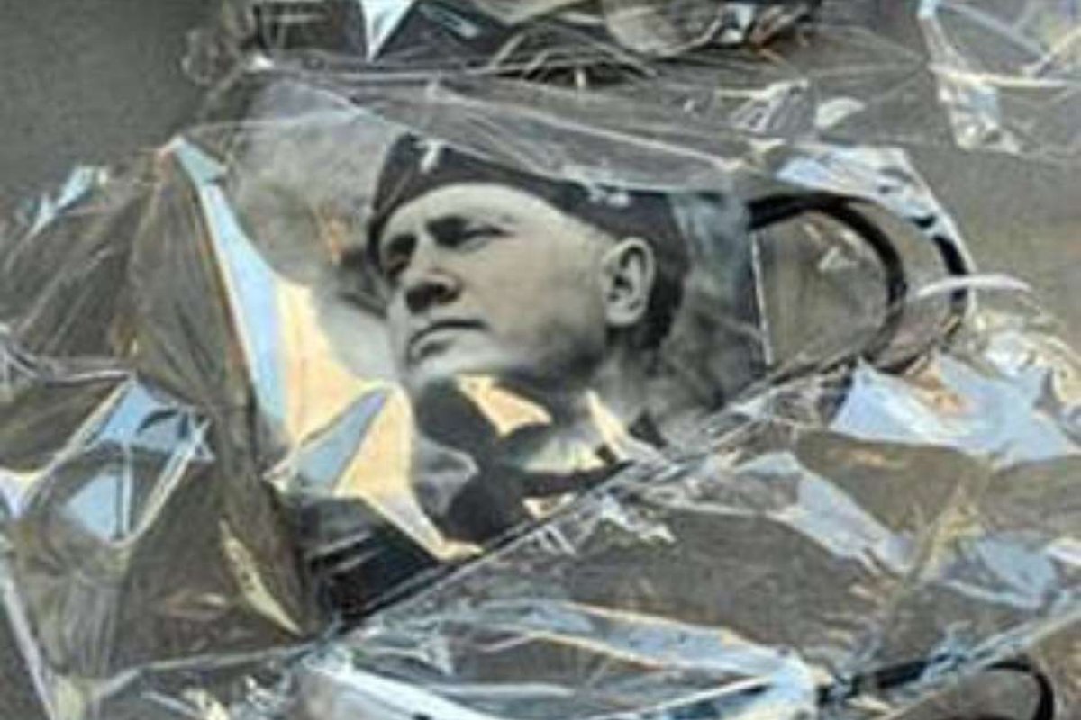 Empresa faz máscaras com apologia a Mussolini  