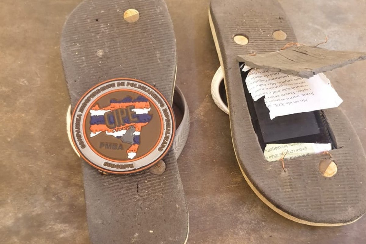 Preso é flagrado com celular escondido em solado de sandália na Bahia