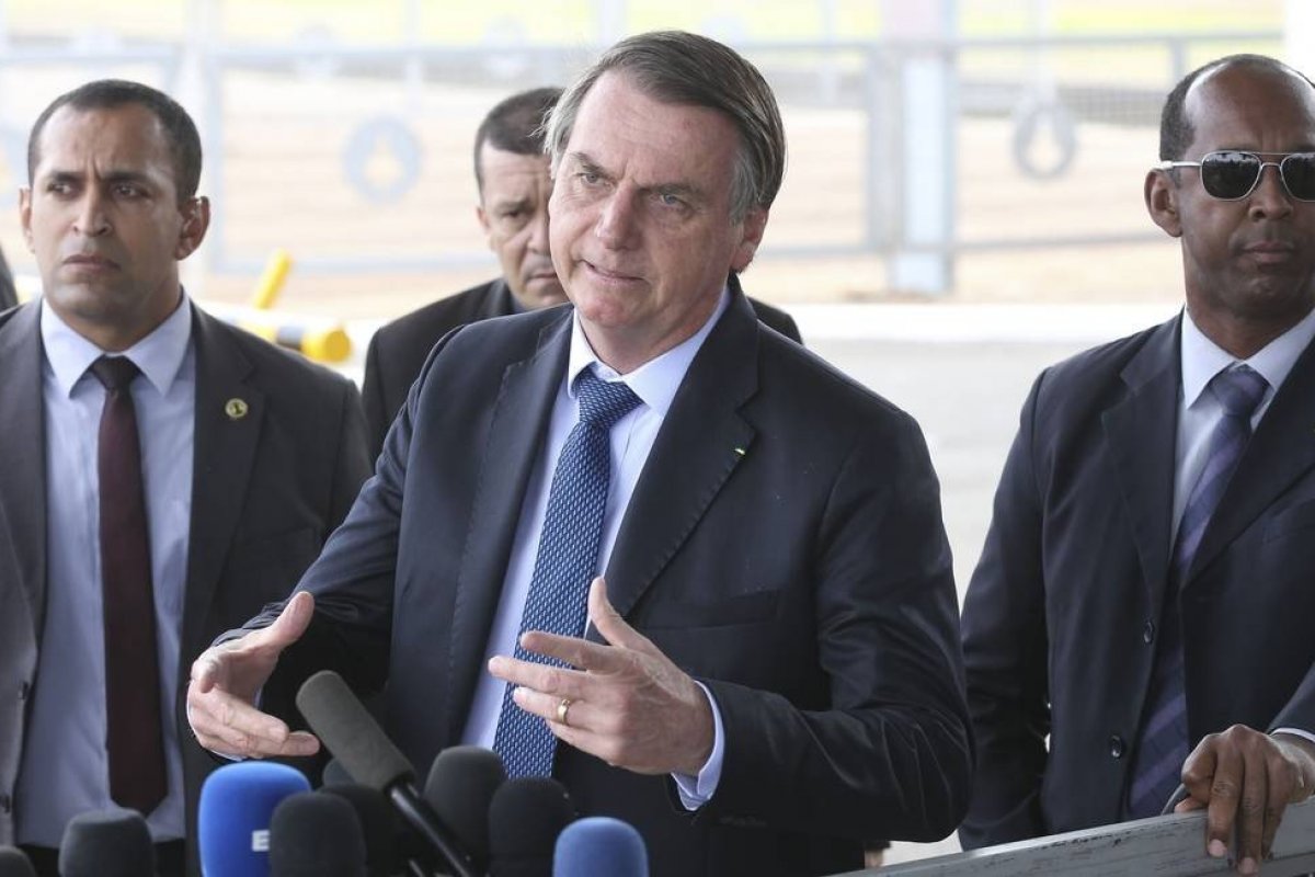 Bolsonaro diz ter colocado academias e salões de beleza como atividades essenciais