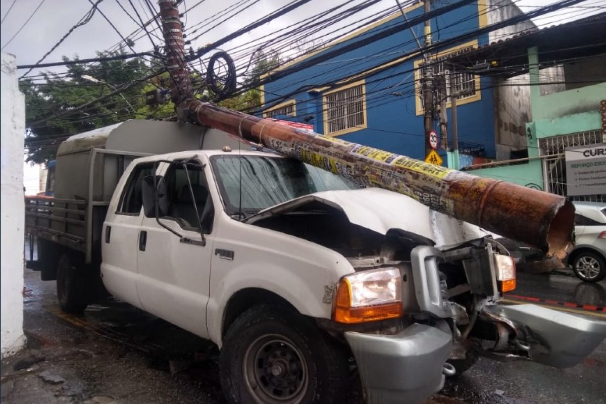 Caminhão derruba poste e deixa trânsito lento em duas vias no bairro de Brotas