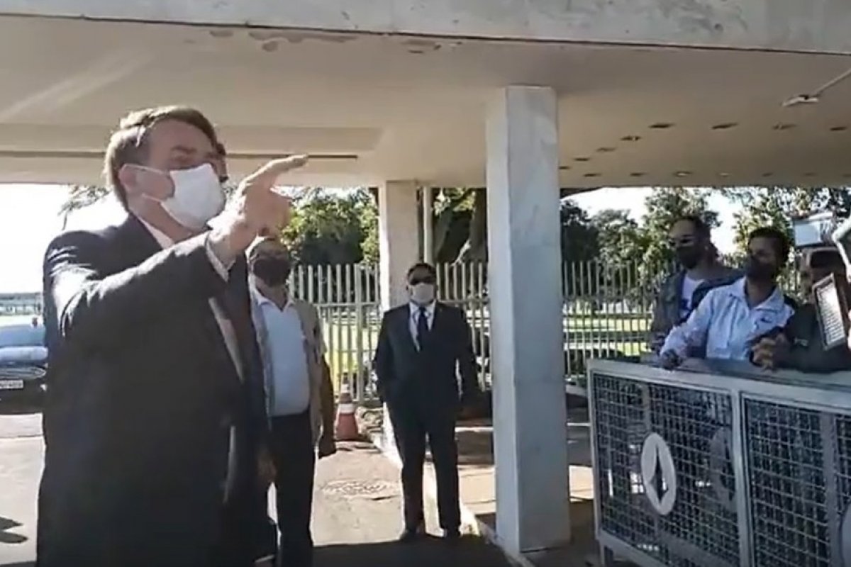 Bolsonaro diz que prova do Enem pode atrasar "um pouco", mas será aplicada este ano