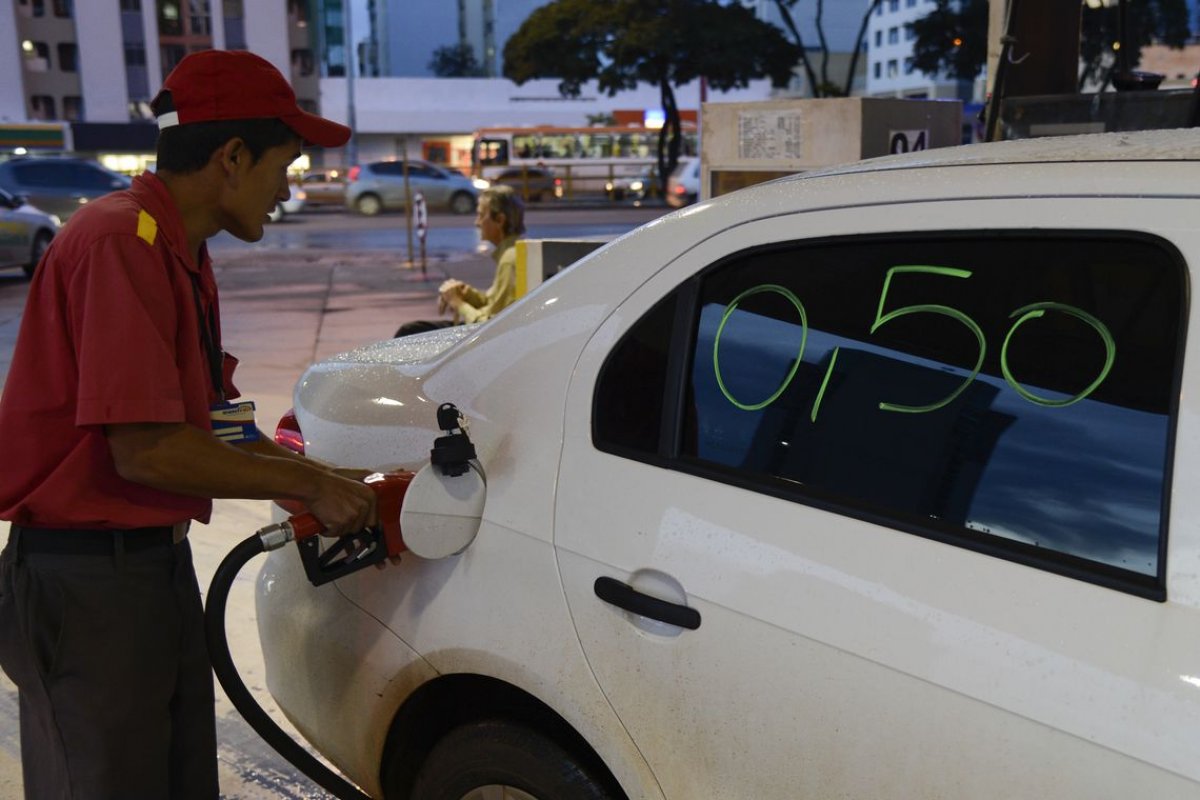 Aprovadas resoluções para transparência de preços de combustíveis