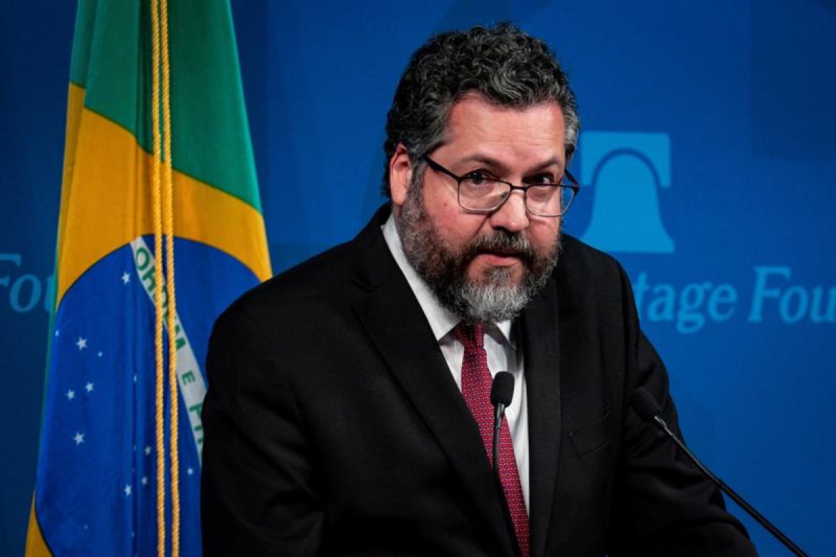 Amigo de ministro das Relações Exteriores acumulou salário e auxilio-moradia no exterior enquanto trabalhava em Brasília