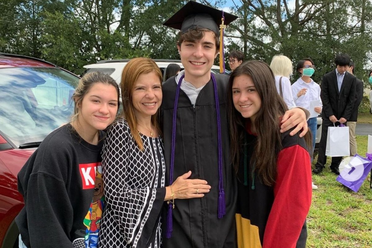 Em clima de paz, filho de Gugu comemora formatura e posa ao lado da mãe e das irmãs 