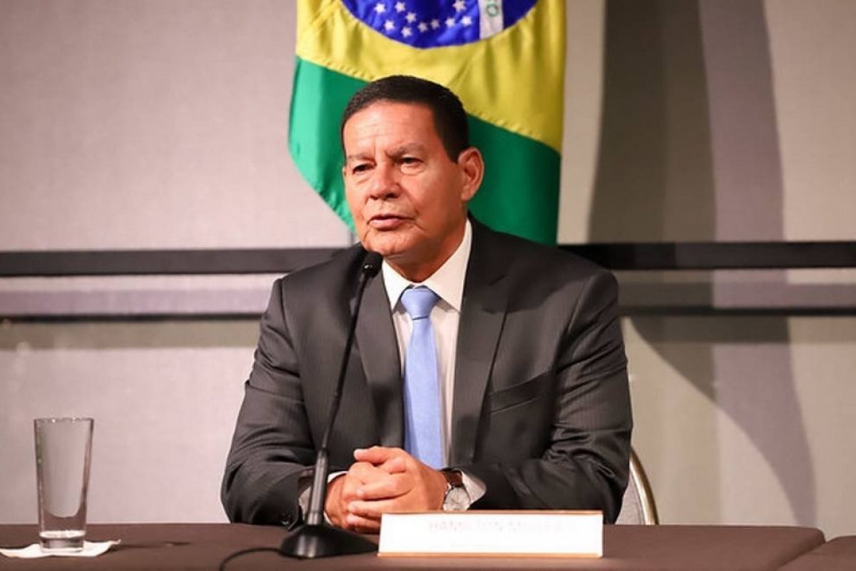 Mourão adota isolamento após ter contato com funcionário diagnosticado com Covid-19
