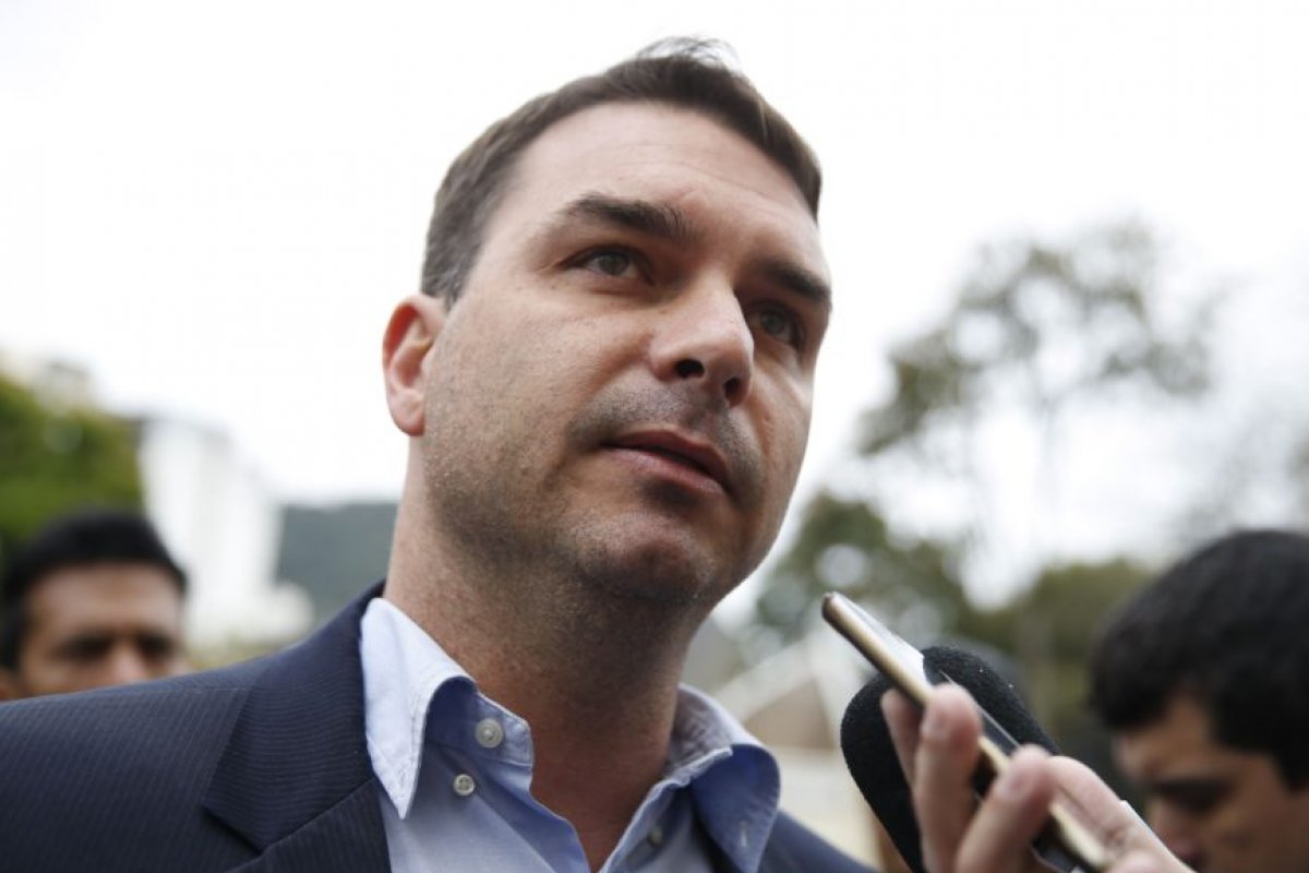 Flavio Bolsonaro nega acusações feitas por Paulo Marinho sobre caso Queiroz