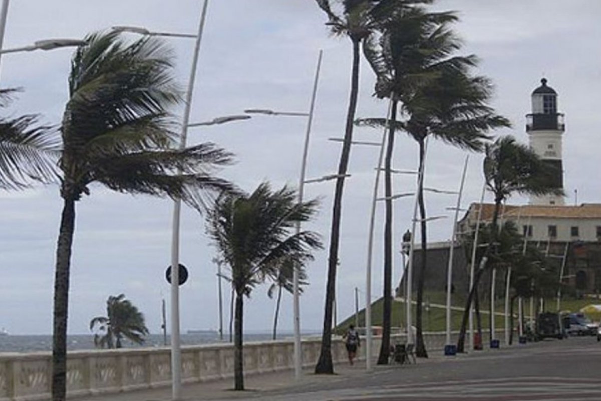 Marinha alerta para mau tempo e ventos intensos na faixa litorânea entre Caravelas e Salvador