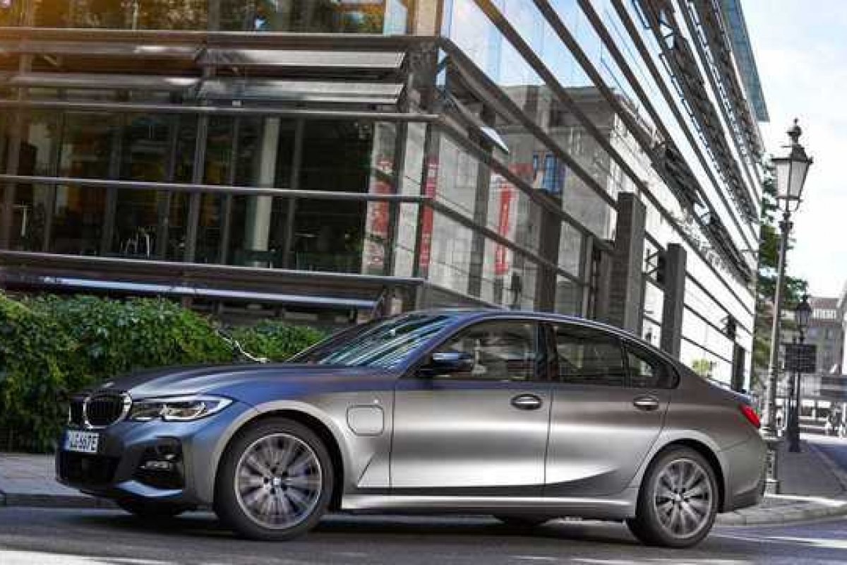 BMW lança série 3 elétrico no Brasil