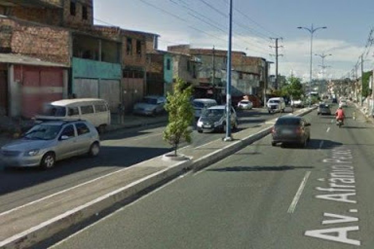Motociclista fica ferido durante acidente na Avenida Suburbana