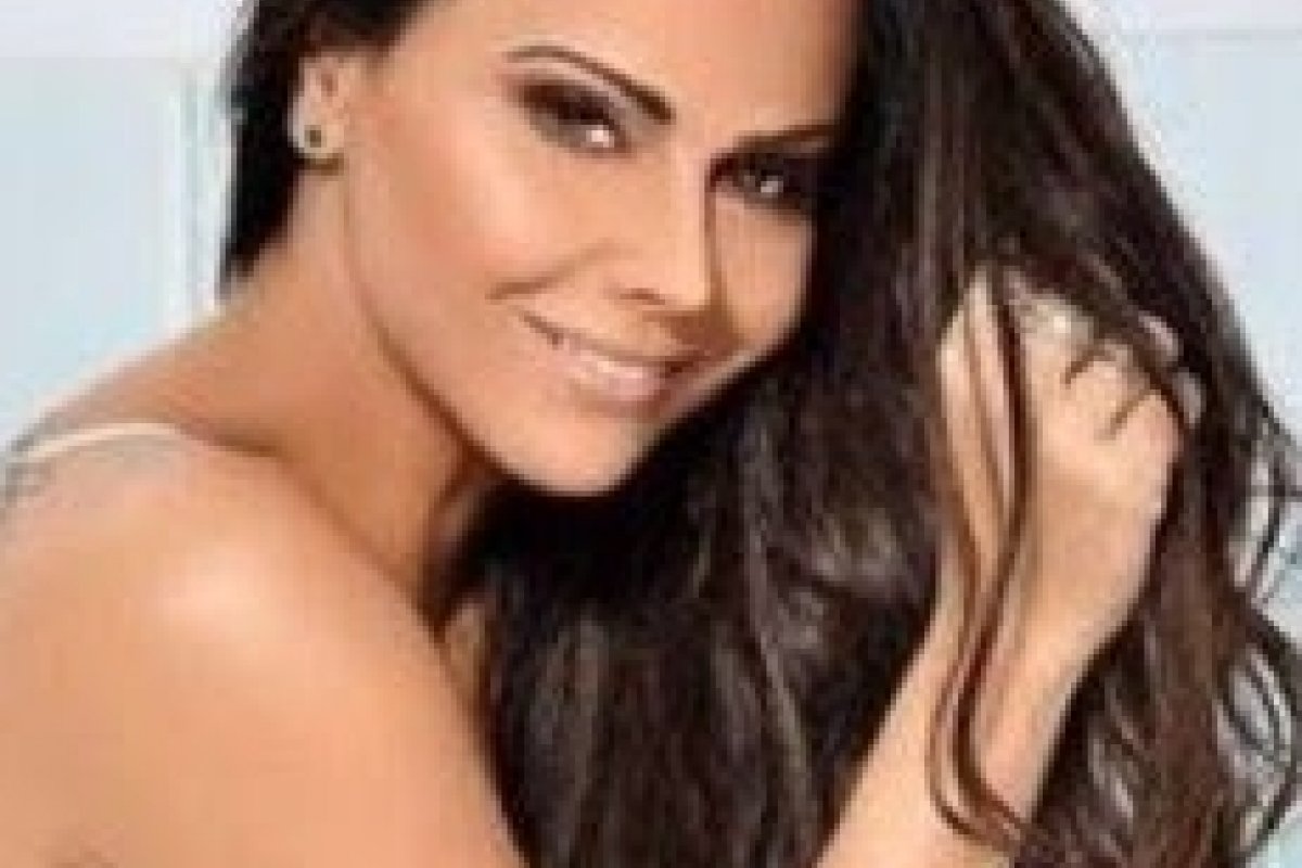 Viviane Araújo adere ao mega hair