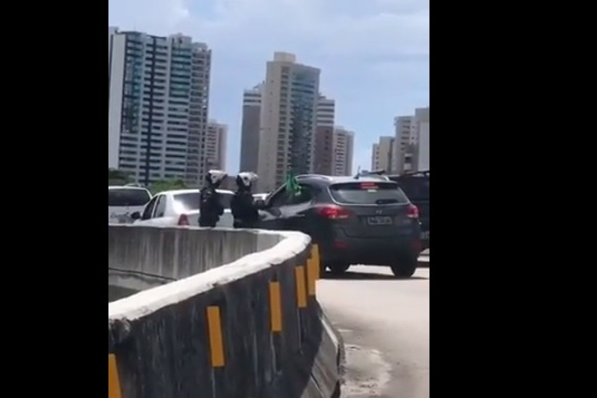 Veja vídeo: PM do Ceará manda motorista retirar bandeira nacional do carro