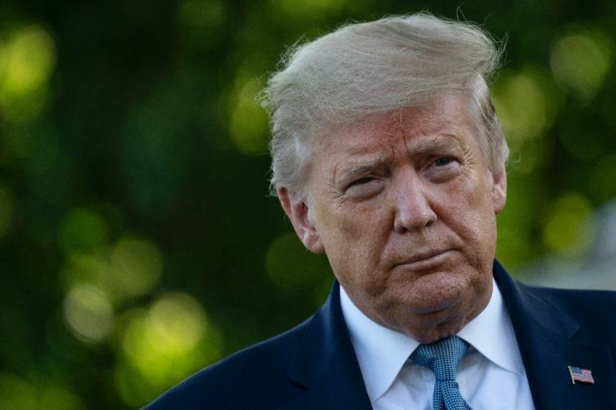 Trump anuncia que deixará de tomar cloroquina
