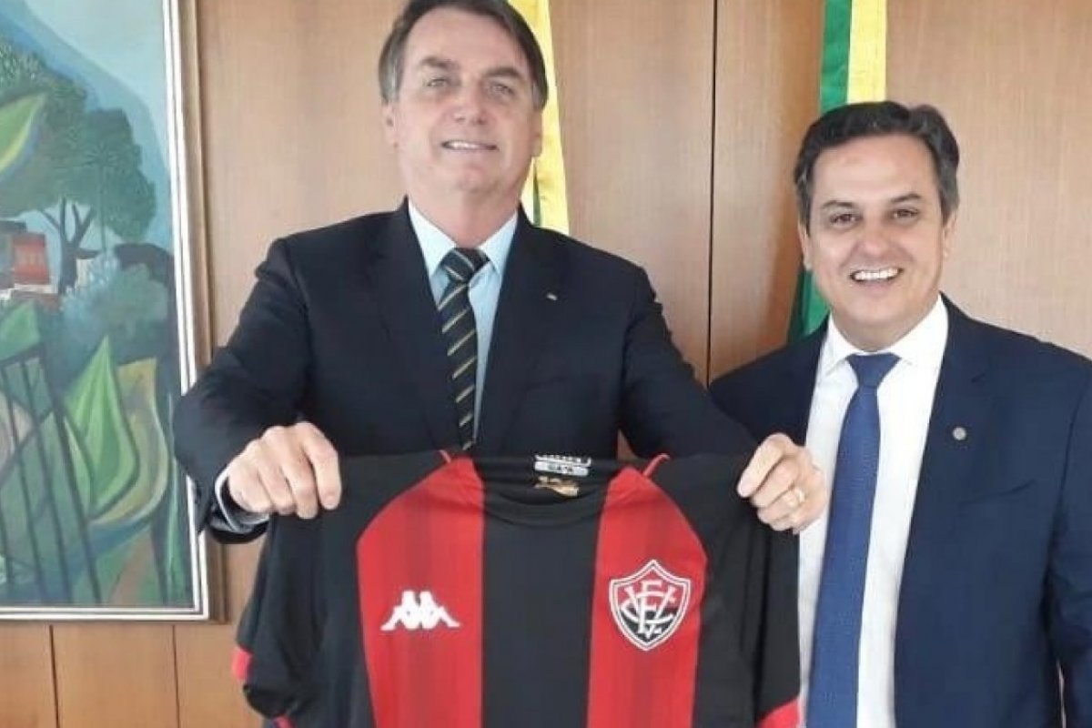 Deputado federal entrega camisa do Vitória a Bolsonaro de presente 