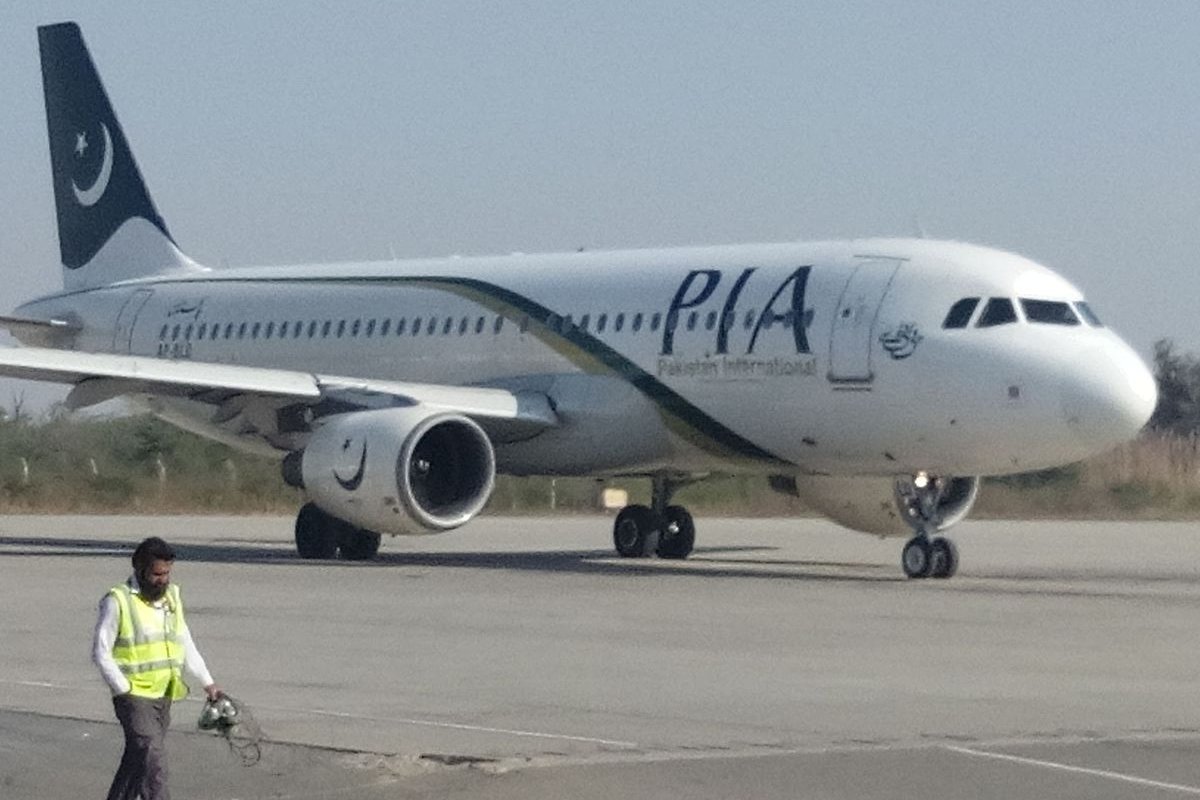 Avião comercial cai no Paquistão