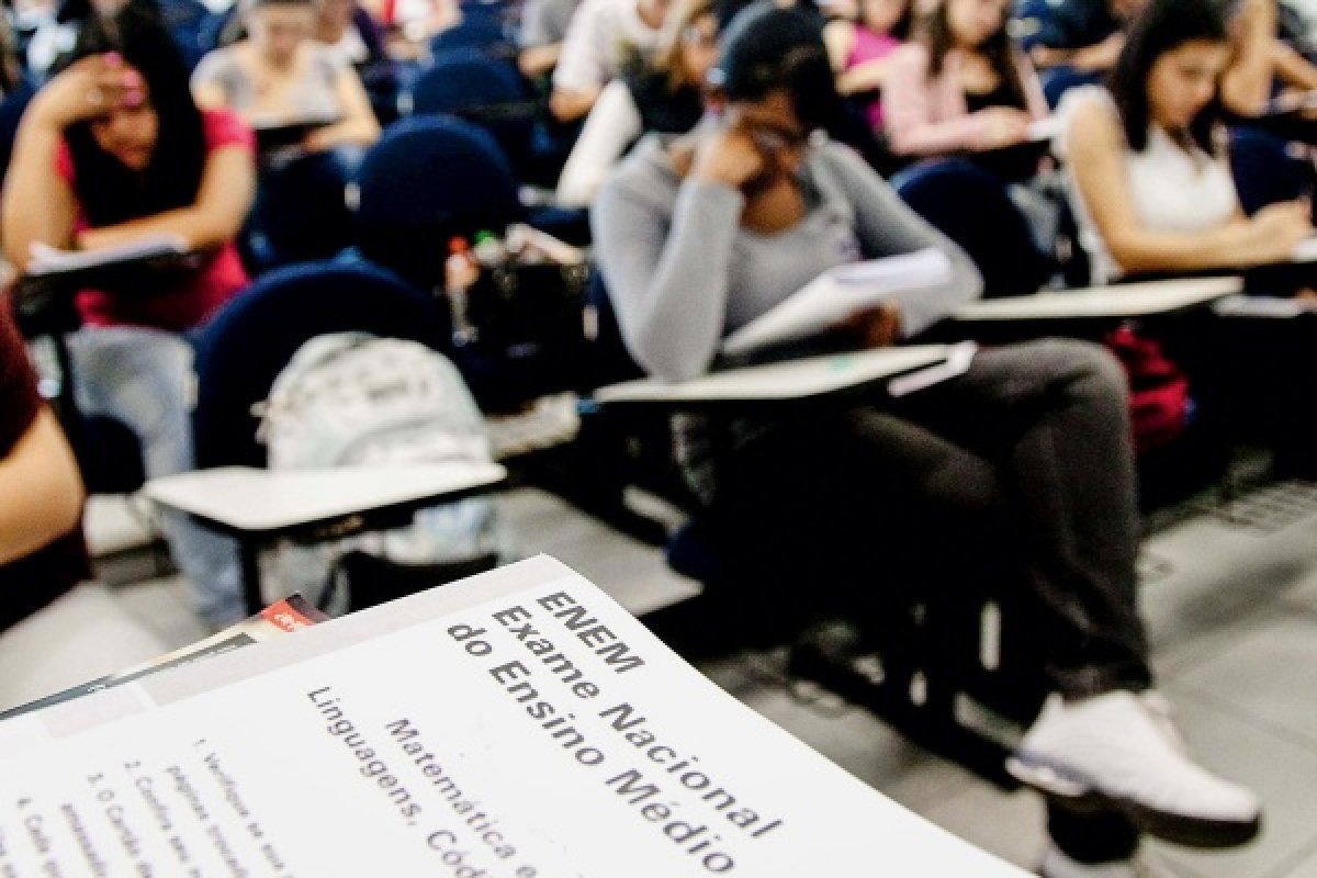 Governo estuda aplicar Enem 2020 em um único dia