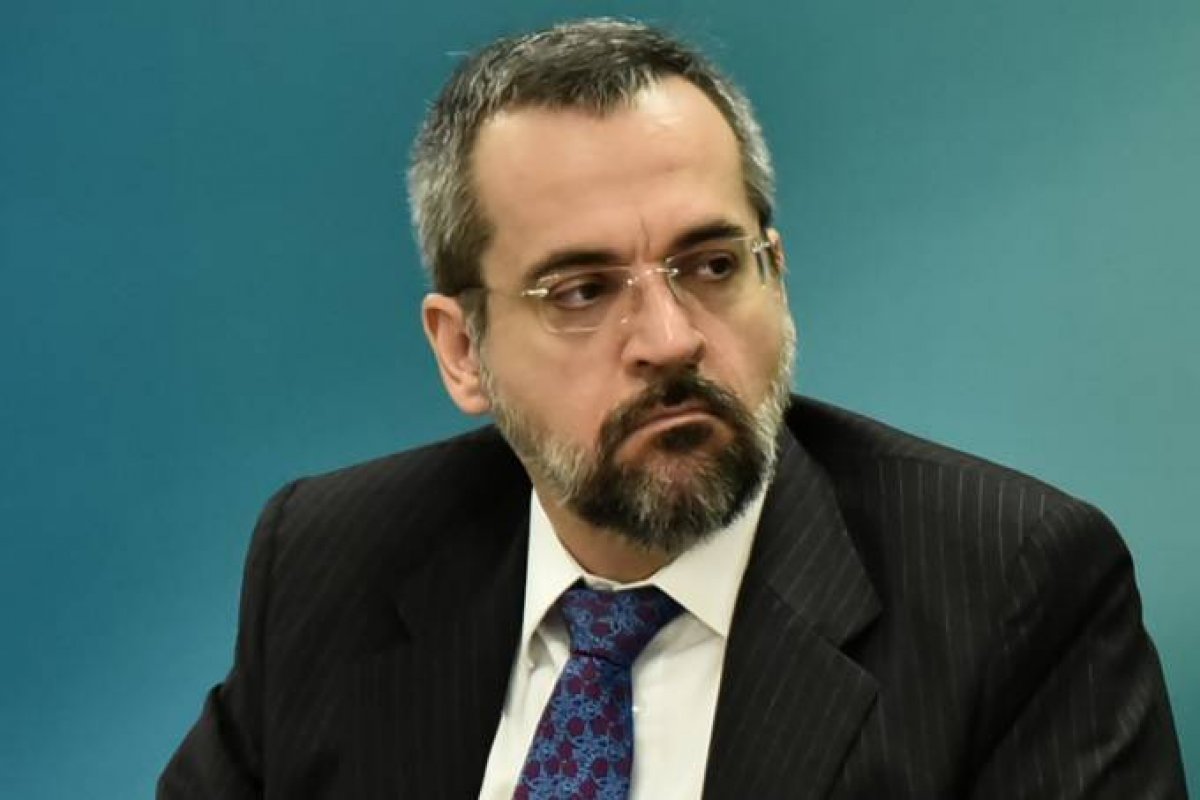 "Por mim, botava esses vagabundos todos na cadeia, começando no STF", diz Weintraub em vídeo da reunião ministerial