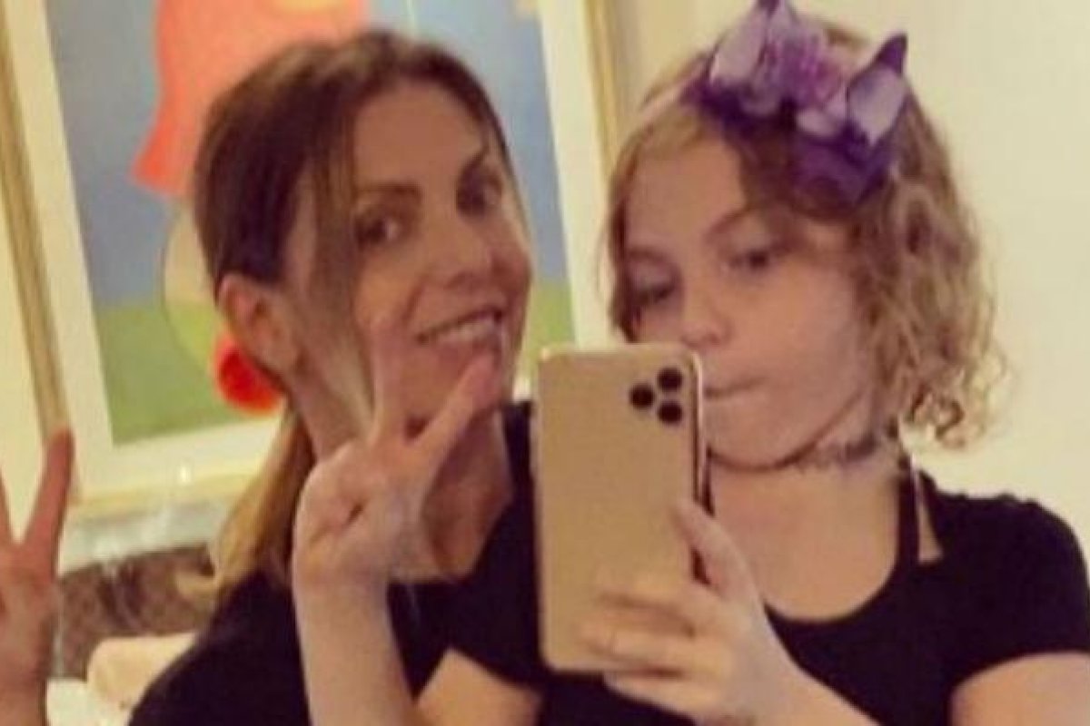 Mãe coruja: Sheila Mello posa em selfie com a filha 