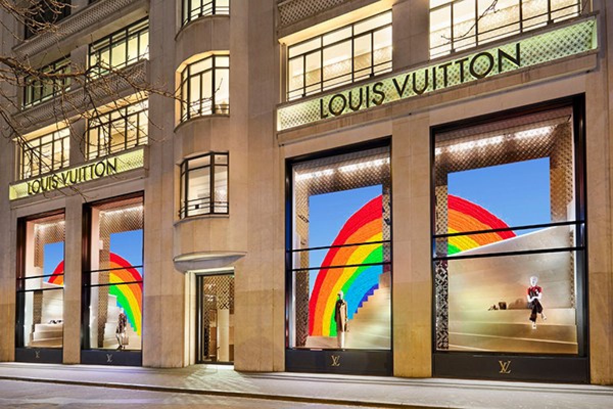 Como uma forma de trazer esperança em meio à pandemia, funcionários decoram as vitrines da Louis Vuitton com arco-íris 