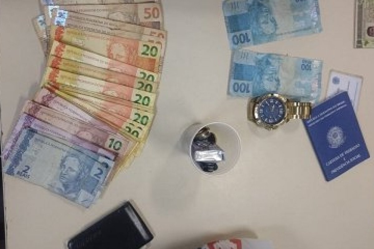 Dois homens são presos em farmácia com notas falsas
