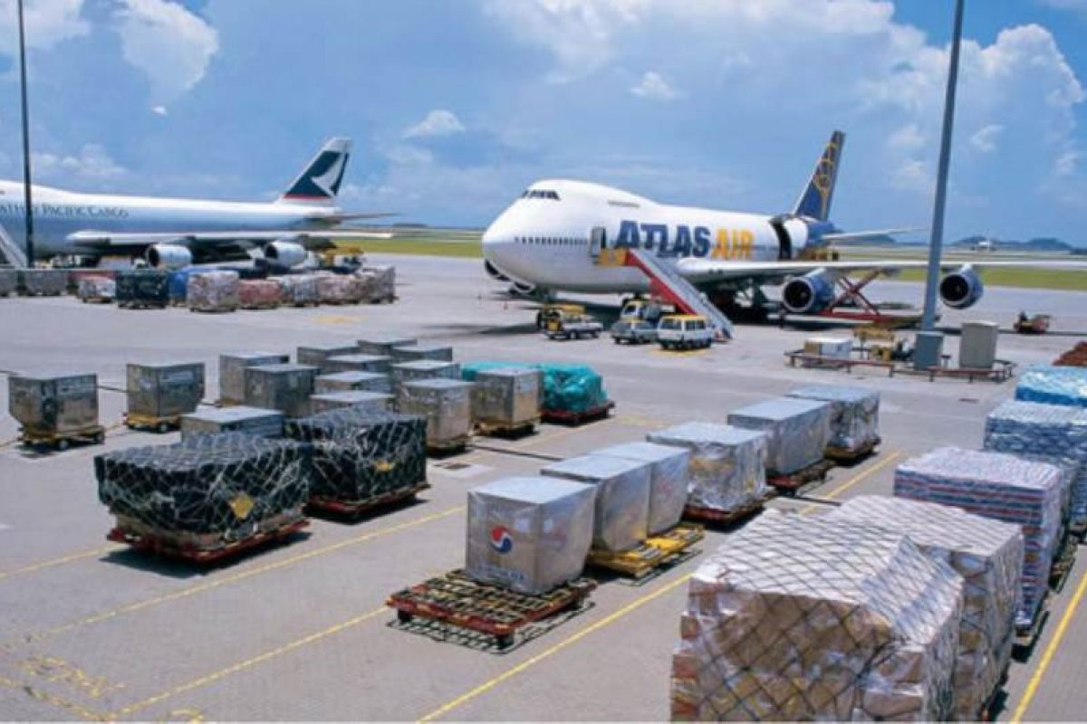 Transporte aéreo de cargas é reduzido quase pela metade durante pandemia