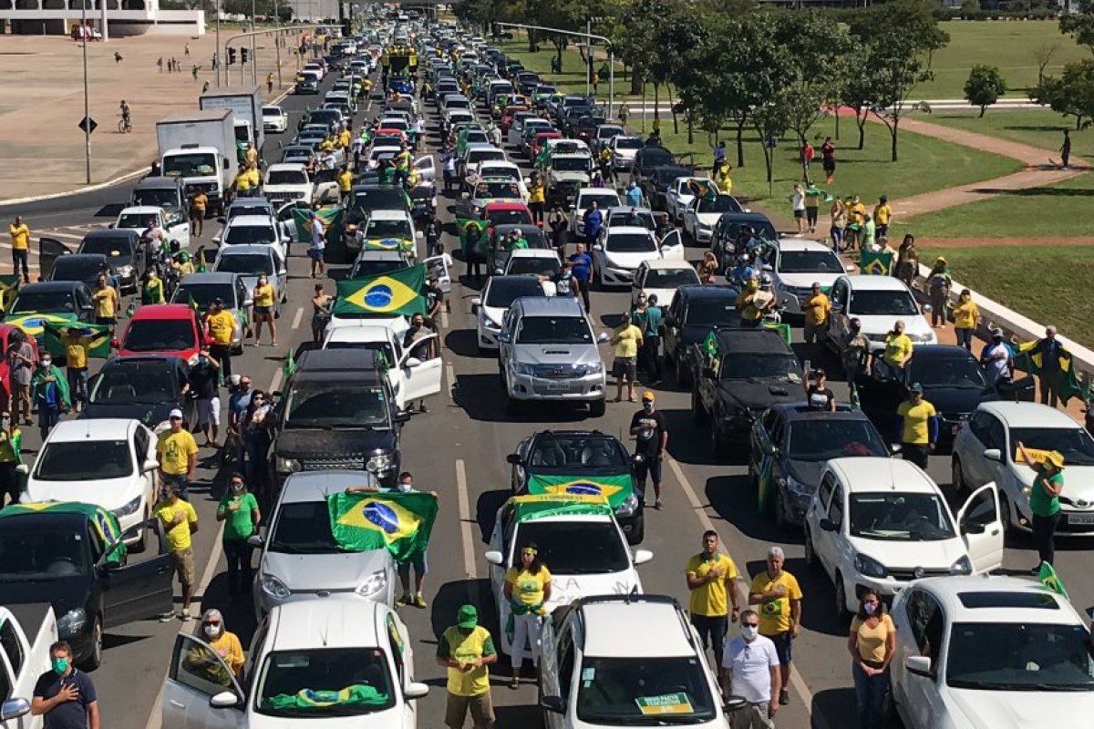 Apoiadores de Bolsonaro se reúnem após divulgação do vídeo de reunião ministerial