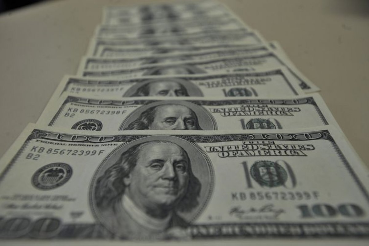 Dólar inicia a semana em queda de 1,25%, a R$ 5,51