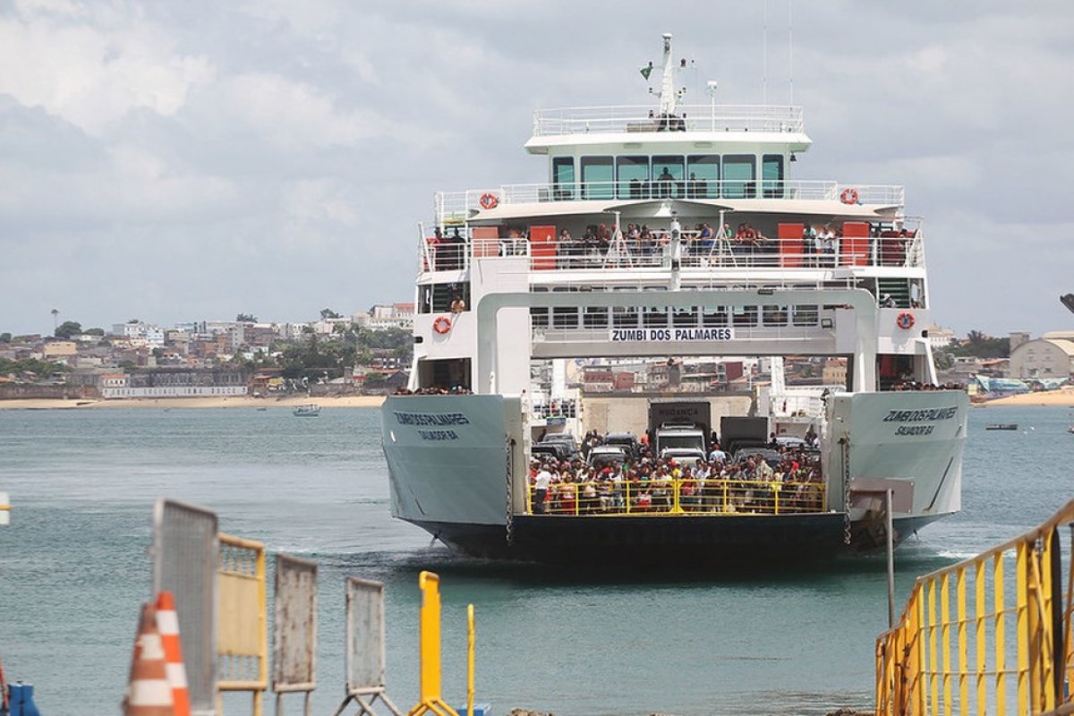 Veja vídeo: Pessoas se aglomeram em Ferry Boat 