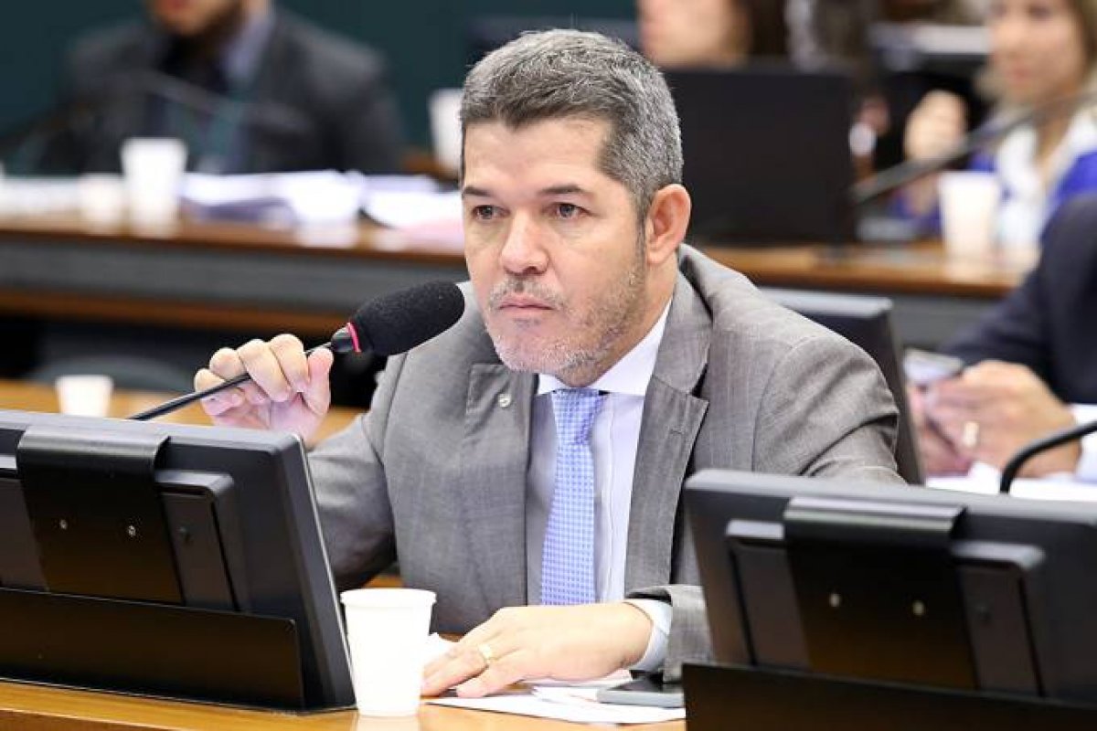 "Bolsonaro ajudou a colocar o Lula em liberdade", afirma Delegado Waldir 