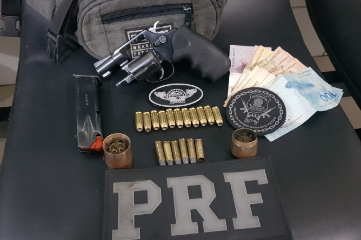 Homem é preso após ser flagrado com revólver e munições escondidos em pochete