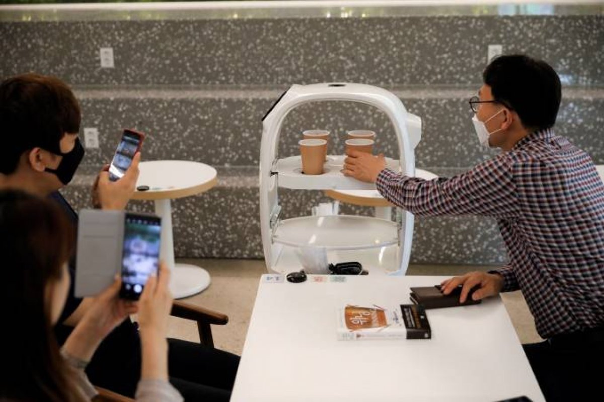 Cafeteria na Coreia do Sul adota robô garçom para manter o distanciamento social
