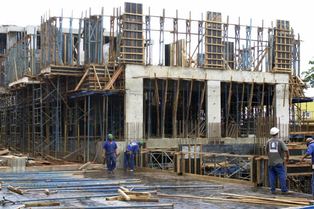 Após crescimento, vendas na construção civil caem 40% em abril