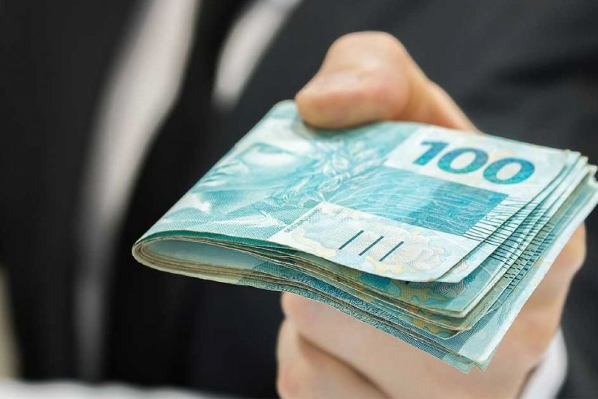 Beneficiados que tiverem renda acima de R$ 28 mil terão que devolver auxilio emergencial