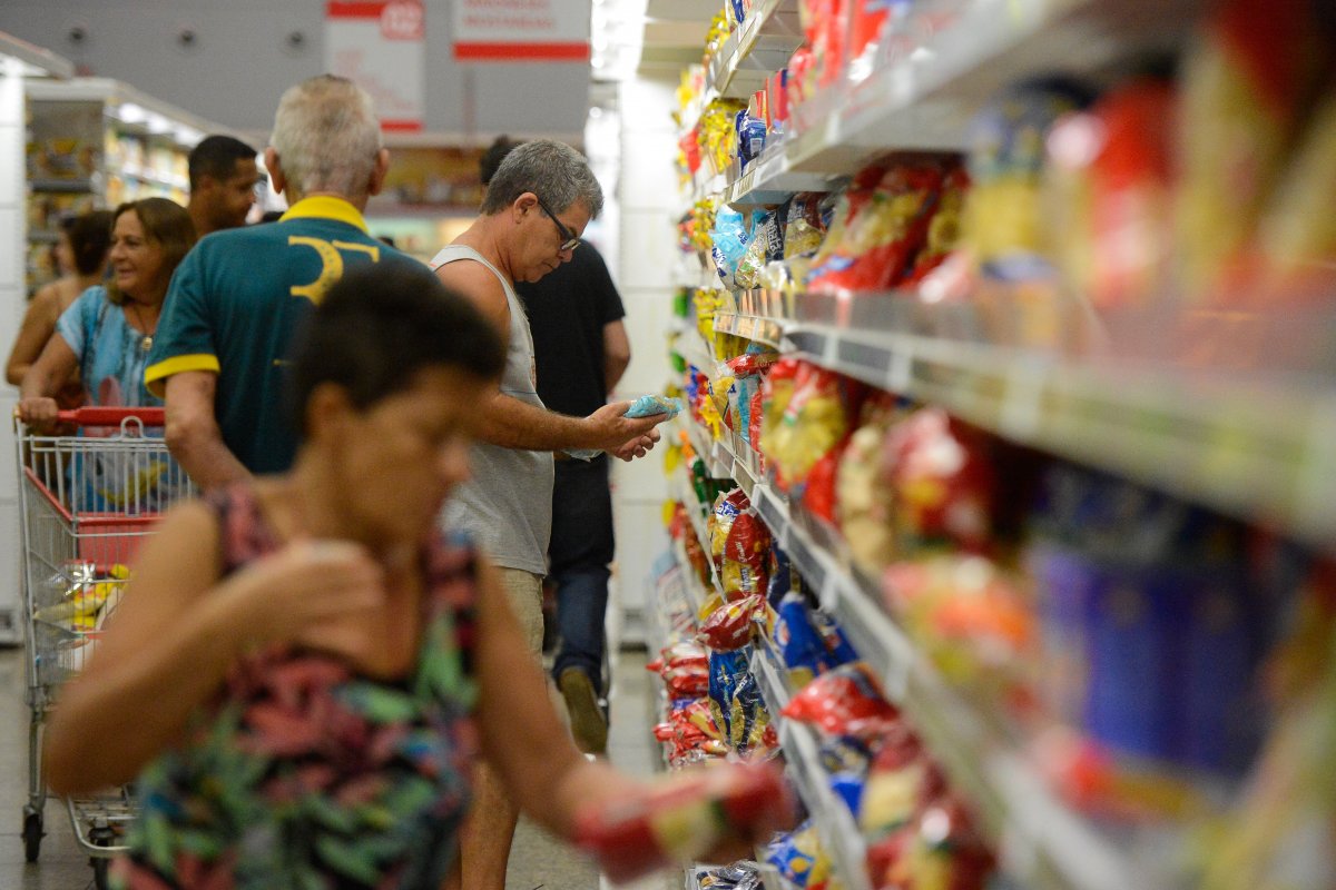 Intenção de consumo das famílias apresenta queda de 13,1%, revela CNCS