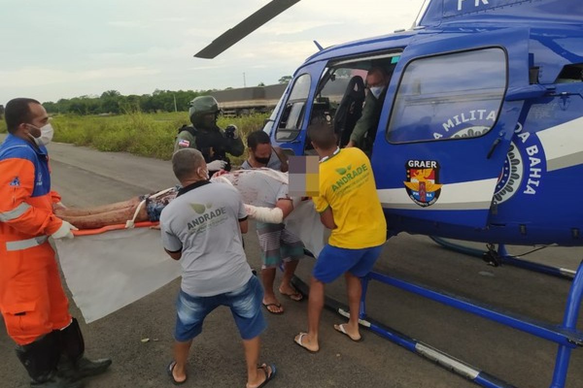 Três pessoas ficam feridas após capotamento na BR-324 