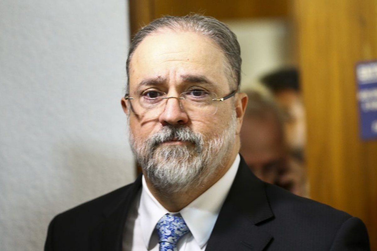 Augusto Aras se manifesta contra apreensão do celular de Bolsonaro