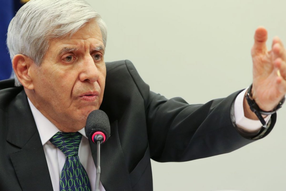 Augusto Heleno afirma que não há possibilidade de intervenção militar