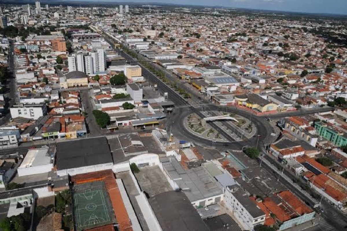 Feira de Santana tem aumento de 180% nos casos de Covid-19 em jovens