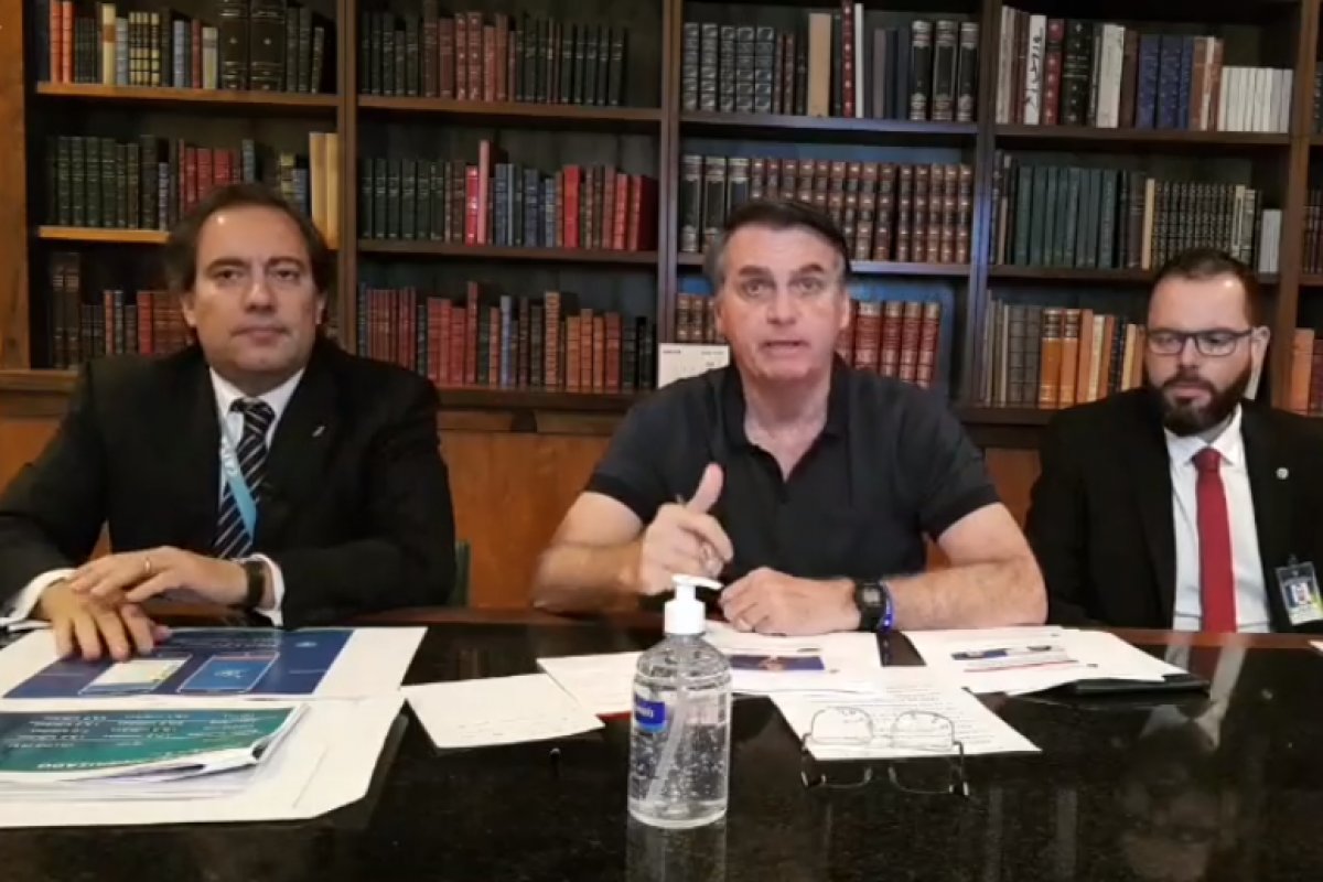 Em live, Bolsonaro volta a defender alvos de operação da PF contra fake news